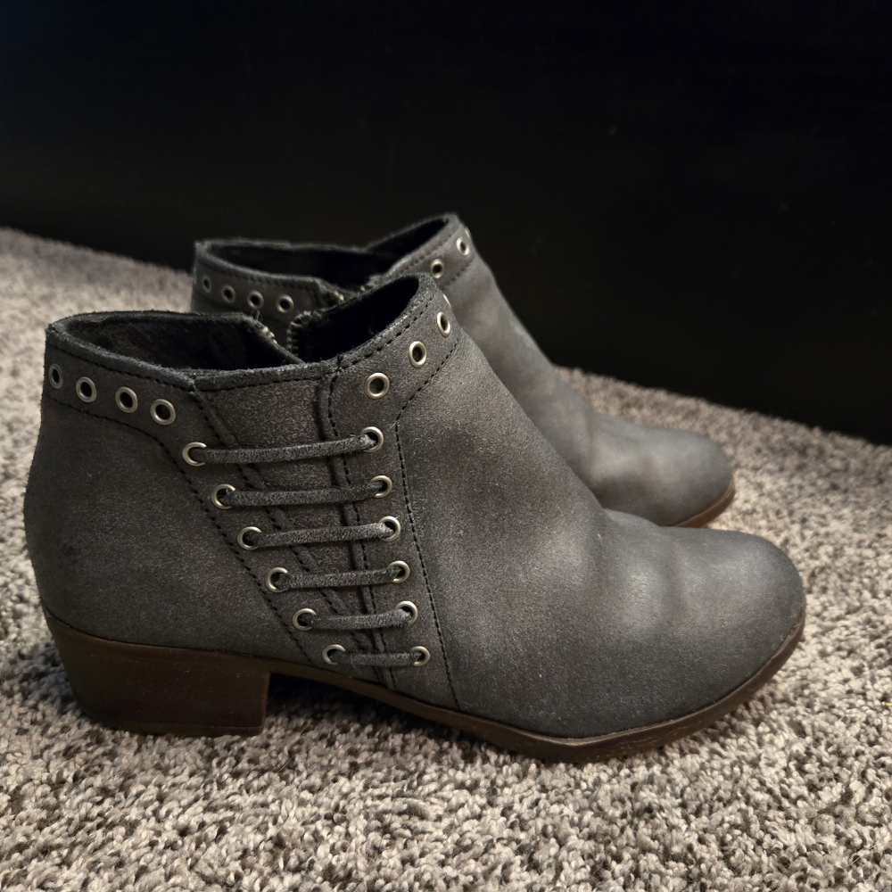 Minnetonka, size 8, leather upper, in great condition, gray ankle boots.